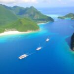 Îles tropicales à Tahiti avec des eaux bleues claires.