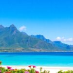 Üppige Landschaft von Tahiti mit Bergen und türkisfarbenem Wasser.