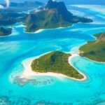 Vue aérienne des magnifiques îles tahitiennes et des eaux turquoise.