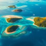 Vue aérienne des îles tahitiennes luxuriantes et des eaux turquoise.