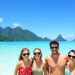 Familie genießt Urlaub an einem wunderschönen Strand auf Tahiti.