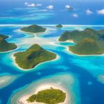 Vue aérienne des îles tropicales dans des eaux turquoise.