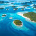 Vue aérienne des eaux turquoise et des îles tropicales luxuriantes.