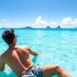 Couple profitant d'une plage à Tahiti pendant leur lune de miel.