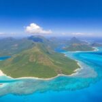 Vue aérienne des îles luxuriantes de Tahiti et des eaux turquoise.