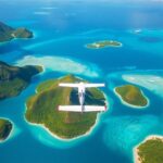 Vue aérienne de la Polynésie avec des îles et un avion.