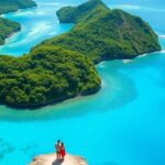 Couple se relaxant sur une plage tropicale avec des eaux turquoise.