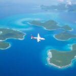 Vue aérienne des îles et des eaux turquoise à Tahiti.
